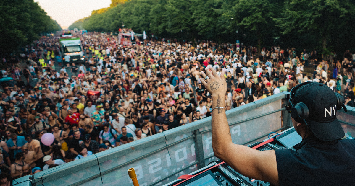 Archiv: Rave The Planet 2023 auf deer Straße des 17. Juni in Berlin-Tiergarten.