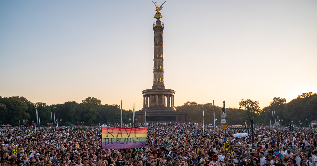 Die Rave The Planet Parade 2023 an der Berliner Siegessäule.