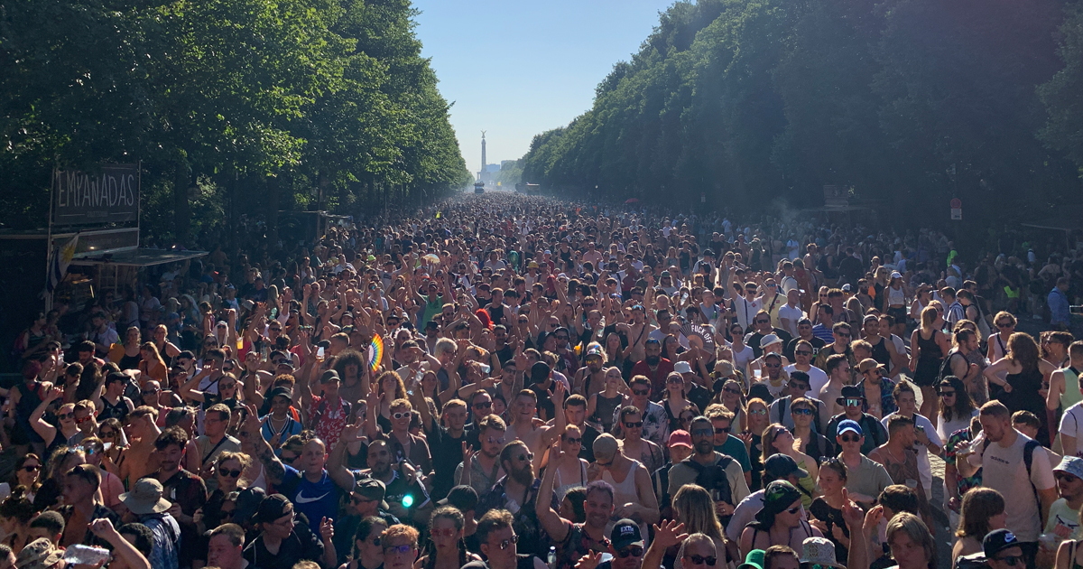 Rave The Planet 2023 auf der Straße des 17. Juni in Tiergarten.