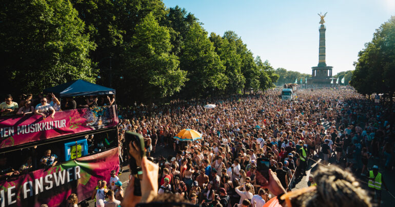 Archiv: Rave The Planet 2023 auf deer Straße des 17. Juni in Berlin-Tiergarten.